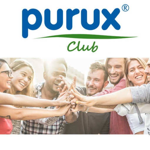 Eine fröhliche gruppe Menschen halten ihre Hände gemeinsam in die Mitte. Überschrift ist Purux Club in blau grüner Schrift