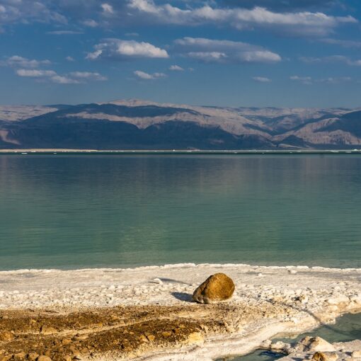 Salzstrand mit Meer und Gebirge im Hintergrund